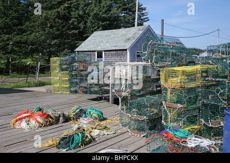 Les casiers à homard et mentir sur les lignes colorées pot sur un quai à Port Clyde Banque D'Images