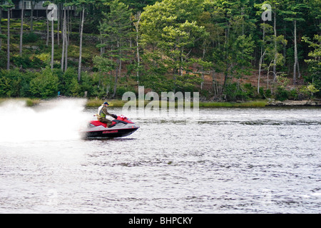 Un Jet Ski sur la rivière Kennebec, dans le Maine Banque D'Images