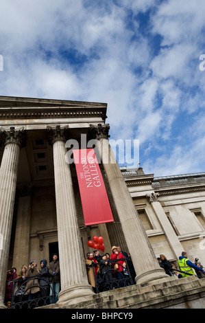 Des foules de gens au Musée des beaux-arts pendant les célébrations du Nouvel An chinois à Trafalgar Square London UK Banque D'Images