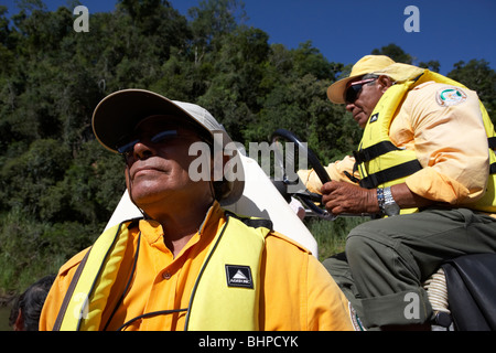 La vitesse de conduite de guides locaux voile parc national de l'Iguazu, Argentine, Amérique du Sud Banque D'Images