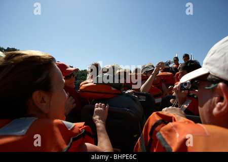 Groupe de touristes portaient des gilets de sauvetage sur le bateau le long de la rivière Iguazu iguazu argentine parc national Banque D'Images