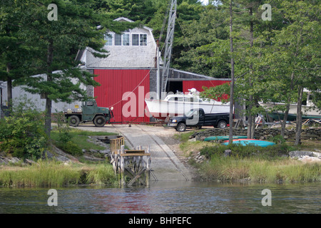 Un petit chantier naval sur la rivière Back, qui sépare les îles de Georgetown et Arrowsic dans le Maine Banque D'Images