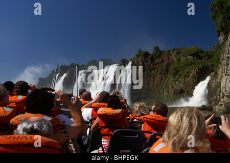 Groupe de touristes sur le bateau sous les chutes d'Iguazu national park, république de l'Argentine, l'Amérique du Sud Banque D'Images