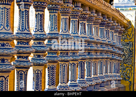 Balustrade en céramique émaillée; Plaza d'España; Parque de María Luisa, Séville, Andalousie, Espagne Banque D'Images