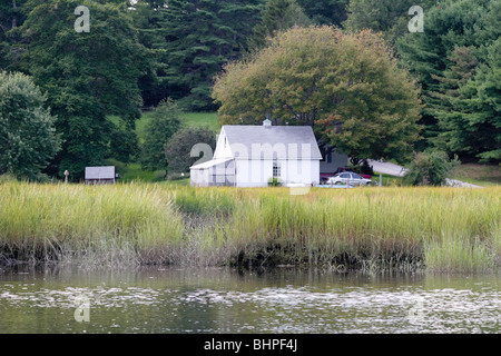 Une maison le long de la rivière Back, qui sépare les îles de Georgetown et Arrowsic dans le Maine Banque D'Images