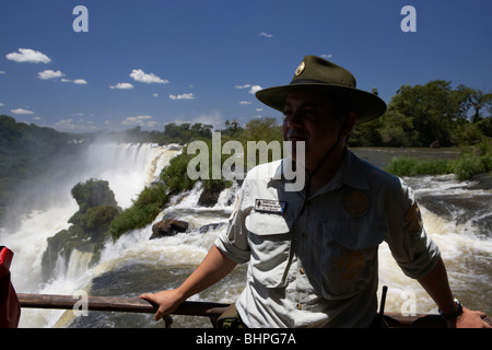 Ranger du parc en haut de mbigua tombent sur le circuit supérieur à Iguazu national park, république de l'Argentine, l'Amérique du Sud Banque D'Images