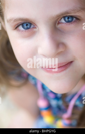 Jolie petite fille aux yeux bleus Banque D'Images