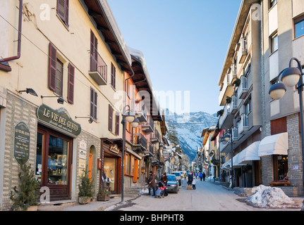 Street dans le centre de la vieille ville, Bardonecchia, Italie Banque D'Images