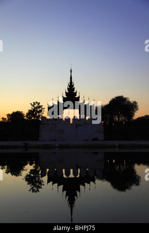 Le Myanmar, Birmanie, Mandalay, Palace, douves, tour de guet d'ossature, coucher de soleil, Banque D'Images