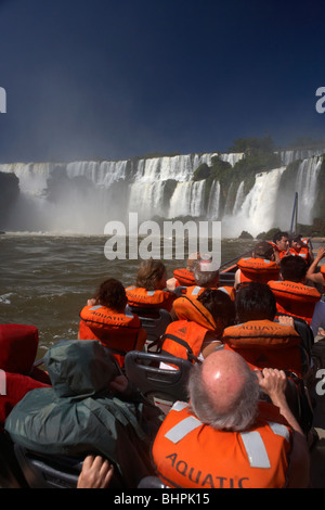 Groupe de touristes sur le bateau sous les chutes d'Iguazu national park, république de l'Argentine, l'Amérique du Sud Banque D'Images