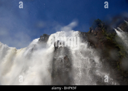 Jusqu'à la par dessous le Mbigua tombent des chutes d'Iguazu national park, république de l'Argentine, l'Amérique du Sud Banque D'Images