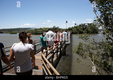 Les touristes sur la piste du circuit de la gorge de diables en passerelle parc national de l'Iguazu, Argentine, Amérique du Sud Banque D'Images