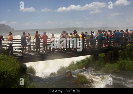 Les touristes sur la piste du circuit de la gorge de diables en passerelle parc national de l'Iguazu, Argentine, Amérique du Sud Banque D'Images