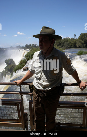 Ranger du parc en haut de mbigua tombent sur le circuit supérieur à Iguazu national park, république de l'Argentine, l'Amérique du Sud Banque D'Images