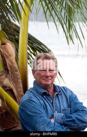 L'âge moyen man cocotier en face de la mer des Caraïbes Amérique centrale nicaragua corn island Banque D'Images