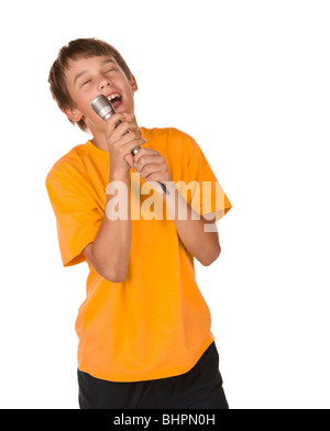 Boy singing karaoke isolé sur fond blanc Banque D'Images