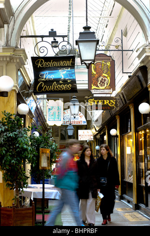 PASSAGES COMMERCIAUX COUVERTS DE PARIS, PASSAGE. DES PANORAMAS, (PROCHE DES GRANDS BOULEVARDS) PARIS, FRANCE, vieilles enseignes Banque D'Images