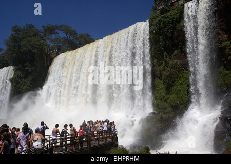 Sous le point de vue des touristes à adan y eva Adam et Ève tombent sur le circuit inférieur à Iguazu national park Banque D'Images