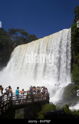 Sous le point de vue des touristes à adan y eva Adam et Ève tombent sur le circuit inférieur à Iguazu national park Banque D'Images