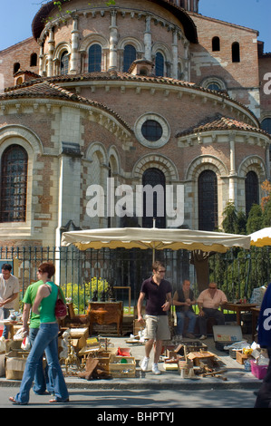 Toulouse, France - petite foule Shopping dans le marché aux puces français local, la cathédrale Saint-Etienne, 'place de la ville' à l'extérieur Banque D'Images