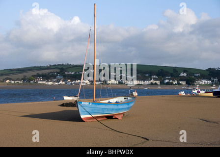 Bateau à voile sur une plage de Appledore à Devon uk Banque D'Images