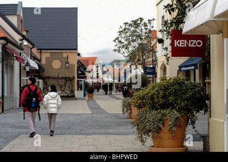 PARIS, MARNE-LA-VALLÉE, Val d'Europe - Scène de rue, les gens qui marchent, les magasins, les produits de luxe Factory Outlet Shopping Village, 'La Vallée'. Banque D'Images