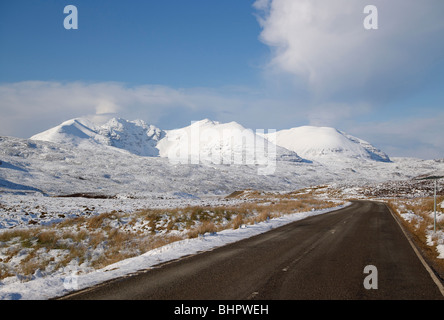 Un Teallach, recouvert de neige dans le grand gel de 2010, Wester Ross, les Highlands écossais sur la côte nord route 500 Banque D'Images