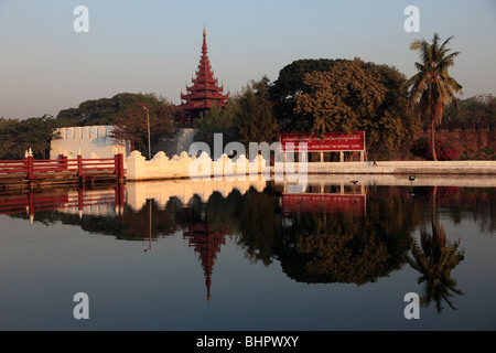 Le Myanmar, Birmanie, Mandalay, Palace, douves, pont, Banque D'Images