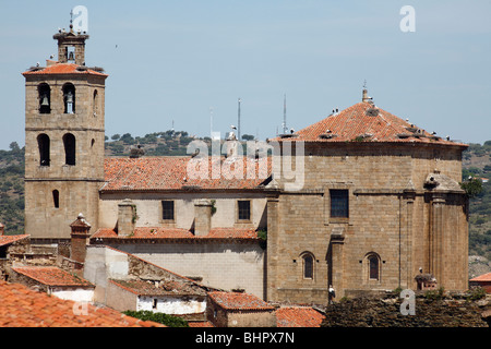 Église avec nid de cigogne blanche sur le toit, Alcantara, Estrémadure, Espagne Banque D'Images
