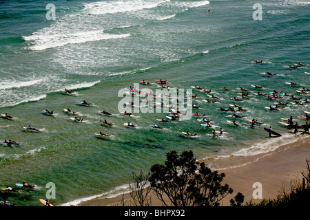 Conseil de bienfaisance de début de l'événement jour Australie Wategos Riders Banque D'Images