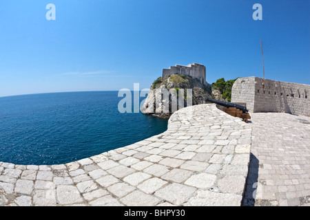 La vieille ville de Dubrovnik - forteresse Lovrijenac et les remparts de la ville avec les Canon. Les lentilles fish eye shot avec copie espace sur la gauche. Banque D'Images