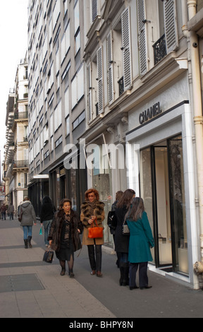 Paris, France, femmes Shoppers, Window Shopping Street, Chanel Luxury Fashion Brands Shops, LVMH sur Avenue Montaigne Banque D'Images