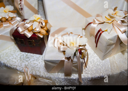 Groupe des coffrets cadeaux avec des rubans et des fleurs Banque D'Images