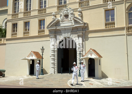 Les gardes du palais à l'entrée du Palais du Prince de Monaco, Monte Carlo Banque D'Images