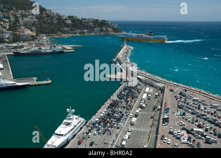 Sur Nice Ferry arrivant de Corse au Port Lympia. Vue depuis la colline du Château, Nice, France Banque D'Images