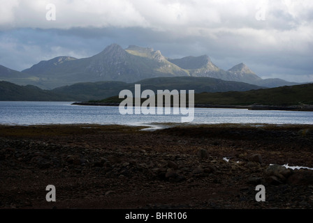 En regardant la langue de Kyle vers Ben Loyal sur la côte nord de l'Ecosse. Banque D'Images