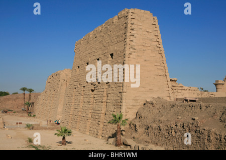 Premier pylône du Temple de Karnak à Louxor, Egypte Banque D'Images