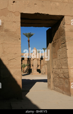 Vue depuis le Temple de Ramsès III à la statue de Ramsès II à la première cour du temple de Karnak à Louxor, Egypte Banque D'Images