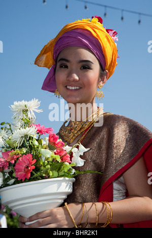 Affichage de fleurs, art floral, ancien et moderne, décorées gaiement, défilé de chars fleurie faite avec des fleurs colorées ; 34e Festival des fleurs de Chiang Mai. Banque D'Images