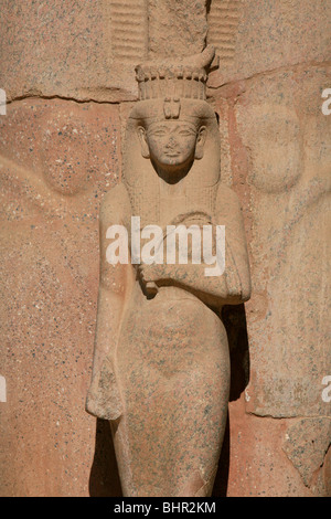 Statue de la reine Bent'anta debout entre les pieds de Ramsès II à la première cour du temple de Karnak à Louxor, Egypte Banque D'Images