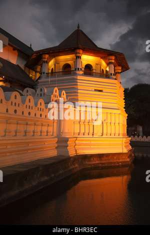 Très important sanctuaire bouddhiste - Temple de la dent (Dalada Maligawa) pendant la nuit. Kandy, Sri Lanka Banque D'Images
