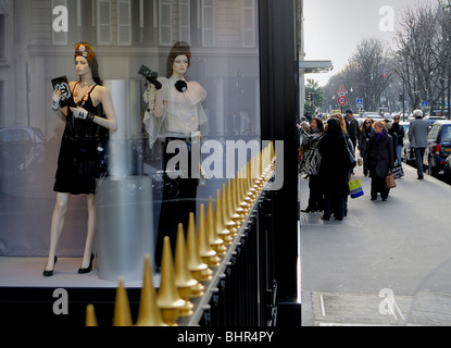 Paris, France, les personnes à la recherche des vitrines, boutiques de mode de luxe, Chanel, Avenue Montaigne, rue [Avant] Banque D'Images