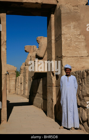 L'homme égyptien debout à l'entrée latérale du Festival Temple de Thoutmosis III à Karnak temple de Louxor, Egypte Banque D'Images