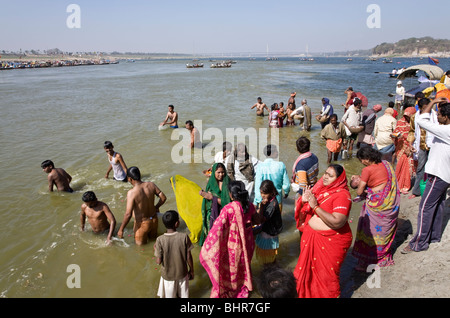 Les pèlerins se baigner dans la confluence du Gange et rivières Yamuna (Sangam). Allahabad. L'Inde Banque D'Images