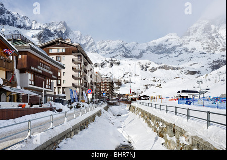 Flux dans le centre de la station avec un nuage enveloppé Matterhorn en arrière-plan, Cervinia, vallée d'aoste, Italie Banque D'Images