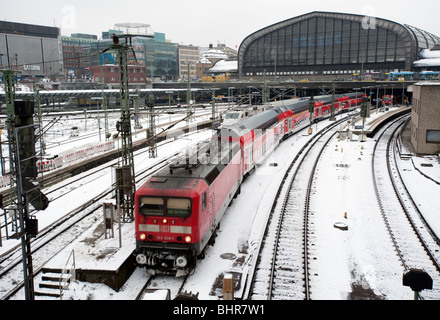 Train de quitter la gare de Hauptbahnhof Hambourg en Allemagne au cours de l'hiver Banque D'Images