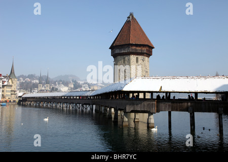 Kapellbrucke, Lucerne, pont de la chapelle du 14ème siècle, le plus ancien pont routier en Europe Banque D'Images