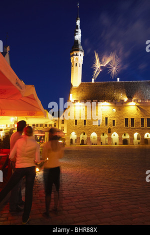 L'Estonie, l'Europe orientale, des États baltes, Tallinn, Fireworks en place de l'hôtel de ville (Raekoja plats) pour marquer le Jour de l'indépendance Banque D'Images