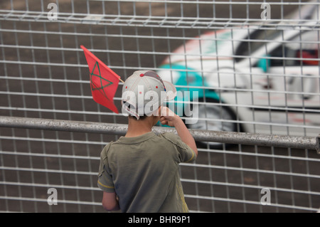 Un jeune garçon vagues le drapeau marocain au grand prix de Marrakech, Maroc, afrique du nord Banque D'Images