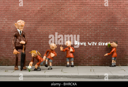 Et d'enfants dans la rue behaving badly. Tous les modèles sont conçus et réalisés par le photographe. Banque D'Images